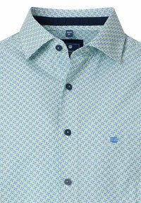 Koszula z krótkim rękawem wykonana z jasnej zielonej tkaniny z niebiesko-białym okrągłym wzorem, ciemnymi guzikami oraz subtelnym logo na kieszeni na piersi.