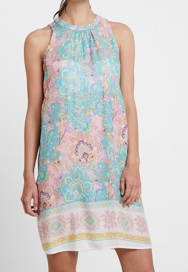 Robe sans manches longueur genou avec fond rose pastel présentant des motifs floraux et cachemire bleus et jaunes et une bordure décorative à l'ourlet.