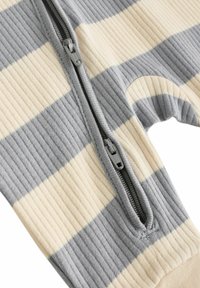 Stribet bodysuit i grå og creme, med en grå lynlås, ribbet tekstur og en rund bryståbning for nem bevægelse.