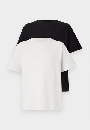 Σετ βαμβακερών μπλούζων με σκούρο μπλουζάκι και λευκό μπλουζάκι, και τα δύο με κοντά μανίκια, στρογγυλή λαιμόκοψη και κανονική εφαρμογή. Υφασμάτινη υφή.