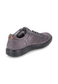 Grau Leder Sneaker mit strukturierten Oberflächen, einer Gummisohle und einem kontrastierenden braunen Akzent an der Ferse. Mit Schnürsenkeln und einem seitlichen Reißverschluss.