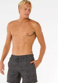 Shorts de bain pour hommes avec un design à motifs dans des couleurs sombres. Fabriqués en matériau léger, ils disposent d'une taille élastique et d'un cordon de serrage.