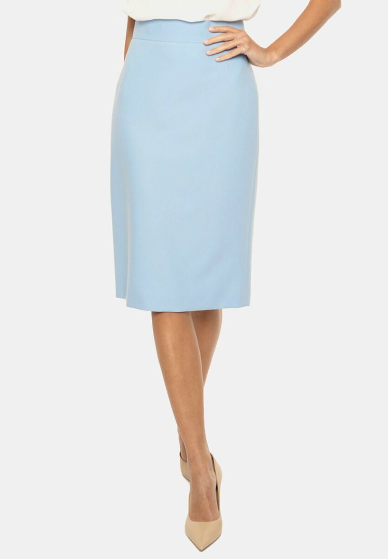 Jasnoniebieska spódnica ołówkowa z gładkiego materiału, z dopasowanym wysokim stanem i długością do kolan, uzupełniona neutralnymi szpilkami.