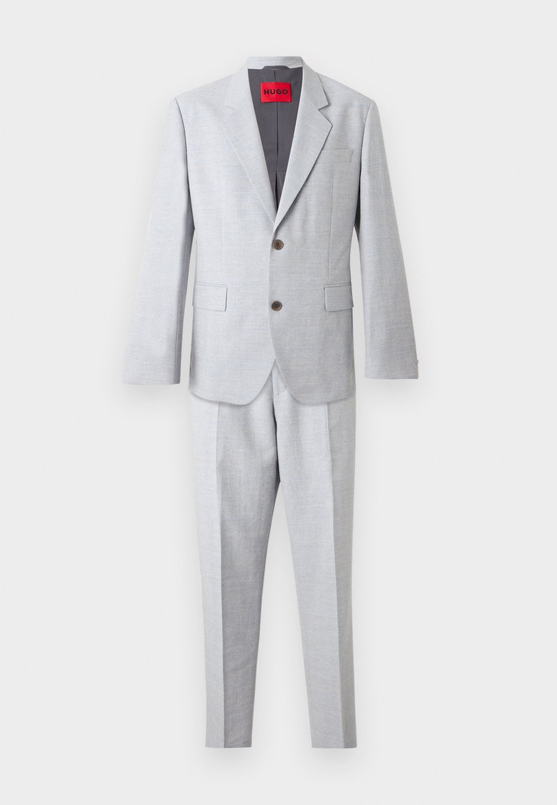 Costume gris clair deux pièces avec blazer à revers cranté, fermeture à deux boutons, poches à rabat et pantalon droit assorti.