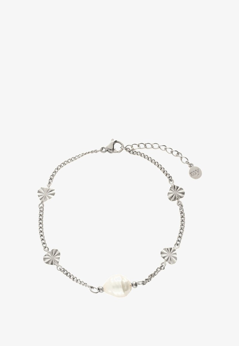 Silver chain bracelet featuring alternating textured circular and heart-shaped accents, with a prominent white pearl centerpiece and a clasp closure.