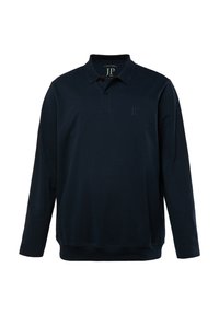 Polo de manga larga en color marino, hecho de un tejido suave. Presenta un cuello, tapeta de tres botones y un logotipo sutil en el pecho. Textura suave.