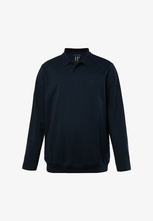 Polo a maniche lunghe di colore navy, realizzato in tessuto morbido. Presenta un colletto, una pattina con tre bottoni e un logo discreto sul petto. Texture liscia.