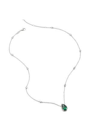Delicata collana a catena in argento con piccole pietre rotonde trasparenti e un pendente a goccia con una pietra preziosa verde.