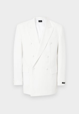 Veste blazer blanche croisée à six boutons recouverts, col à revers cranté, poches frontales à rabat et coupe ajustée.