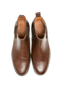 Une paire de bottes Chelsea en cuir marron, à enfiler, avec des panneaux élastiques sur les côtés et des languettes de traction, vue de dessus sur un fond blanc.