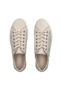 Sneakers beige con accenti glitterati sui lati, punta rotonda, superficie testurizzata, lacci piatti e occhielli metallici. Soletta morbida visibile all'interno.