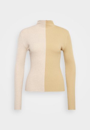 Suéter de gola alta canelado com um design bicolor em creme e bege. Silhueta ajustada com mangas longas e gola alta.