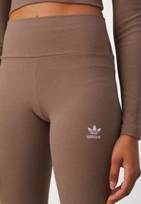 adidas Originals ESSENTIALS FLARED - Legingi — bikses - earth strata