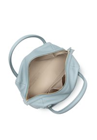Borsa in pelle azzurro chiaro con chiusura a zip e due manici. L'interno è beige con scomparti e una texture liscia. Accenti in hardware dorato.