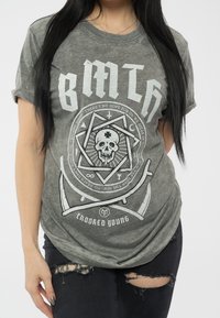 Paradiso Clothing BRING ME THE HORIZON CROOKED YOUNG BURNOUT - Print T-shirt - charcoal