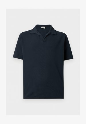 Donker marineblauw poloshirt met korte mouwen, gestructureerde stof en open kraag, plat op een witte achtergrond weergegeven.