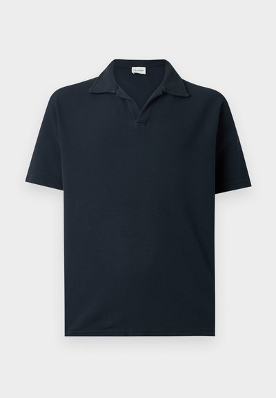Polo bleu marine foncé à manches courtes avec tissu texturé et col ouvert, présenté à plat sur fond blanc.