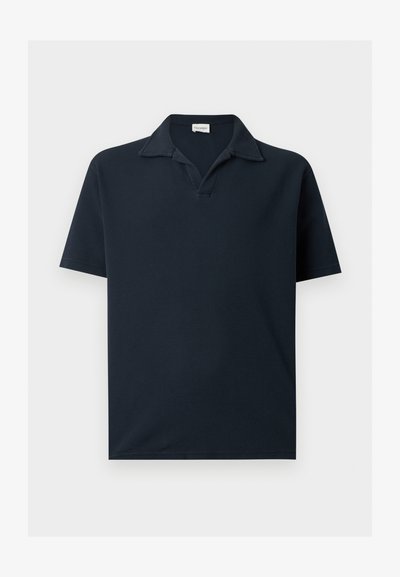 Polo bleu marine foncé à manches courtes avec tissu texturé et col ouvert, présenté à plat sur fond blanc.