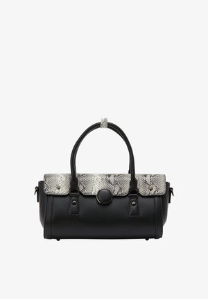 Fekete szintetikus kézitáska textúrált felülettel és kígyóbőr mintás flapppal. Két fogantyúval, kerek patent záródással és díszítő fémrészletekkel rendelkezik.