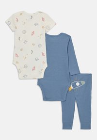 Zweiteiliges Baby-Outfit: ein ärmelloser cremfarbener Body mit Raum-Motiven und eine blaue gerippte Langarm-Overall mit einer Hose, die Raketen stickereien hat.