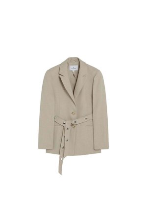Beige op maat gemaakte blazer met ingesneden revers, twee knopen en een bijpassende riem met metalen oogjes, weergegeven op een witte achtergrond.