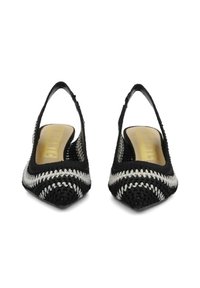 Scarpe slingback in bianco e nero con punta affusolata, caratterizzate da una texture intrecciata e un motivo a righe contrastanti lungo i bordi superiori.
