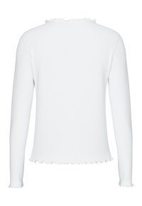 Långärmad vit ribbad topp med en volangkrage och nederkant, tillverkad av ett mjukt stickat material. Slät textur med figurnära design.