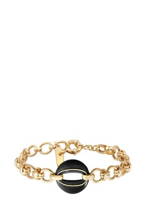 Bracelet en chaîne dorée avec un pendentif rond noir orné d'accents dorés et une fermeture à clip en forme de homard.