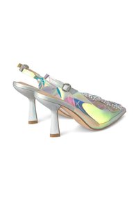 Zapatos de tacón alto holográficos tipo slingback con punta afilada, correas transparentes y strass decorativos en la parte delantera para un detalle adicional.