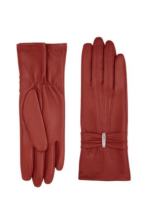 Gants en cuir rouge avec une texture lisse, détail de poignet froncé et accent argenté au niveau du poignet. Design à cinq doigts pour plus de polyvalence.