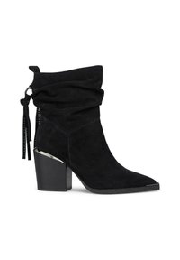 Botines de ante negro con un diseño arrugado, puntera afilada y un tacón bloque apilado con acentos metálicos y detalle de encaje en la parte trasera.