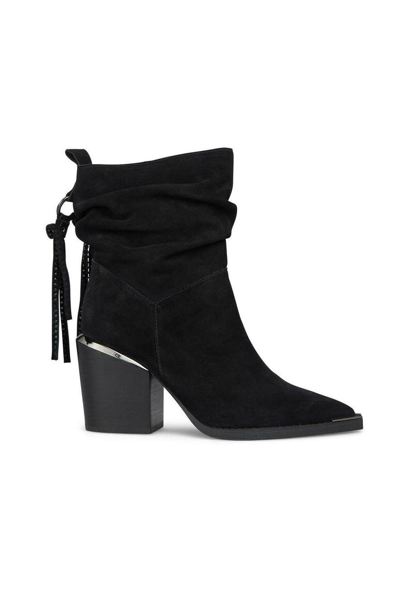 Botines de ante negro con un diseño arrugado, puntera afilada y un tacón bloque apilado con acentos metálicos y detalle de encaje en la parte trasera.