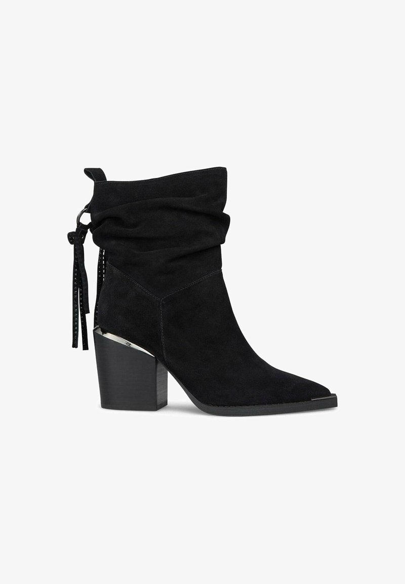 Botines de ante negro con un diseño arrugado, puntera afilada y un tacón bloque apilado con acentos metálicos y detalle de encaje en la parte trasera.