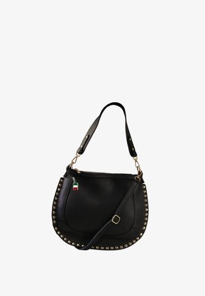 Sac à épaule en cuir noir avec des clous en or le long du bord, fermeture éclair et un porte-clés décoratif ressemblant à un drapeau italien. Bandoulière réglable.