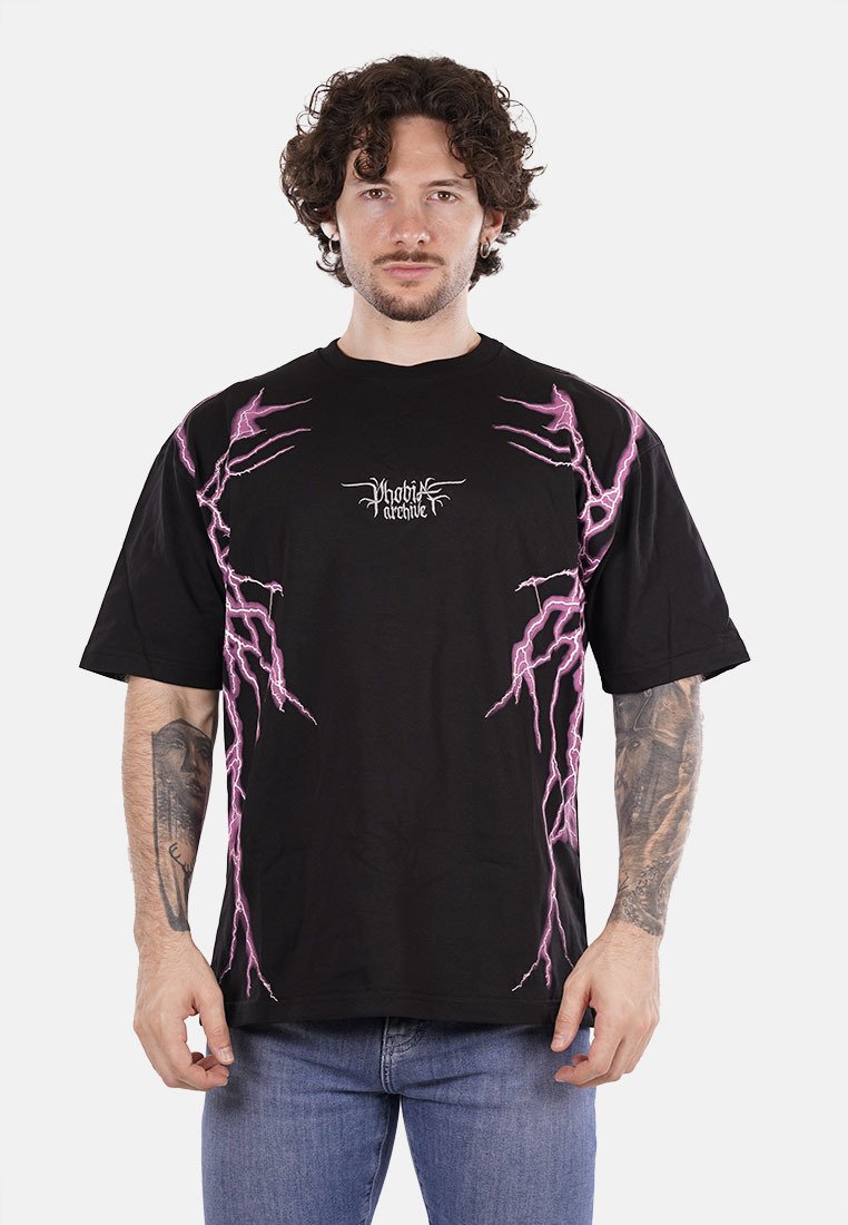 T-shirt nera in cotone con maniche corte, caratterizzata da grafiche di fulmini rosa ai lati e un logo centrale. Vestibilità comoda.