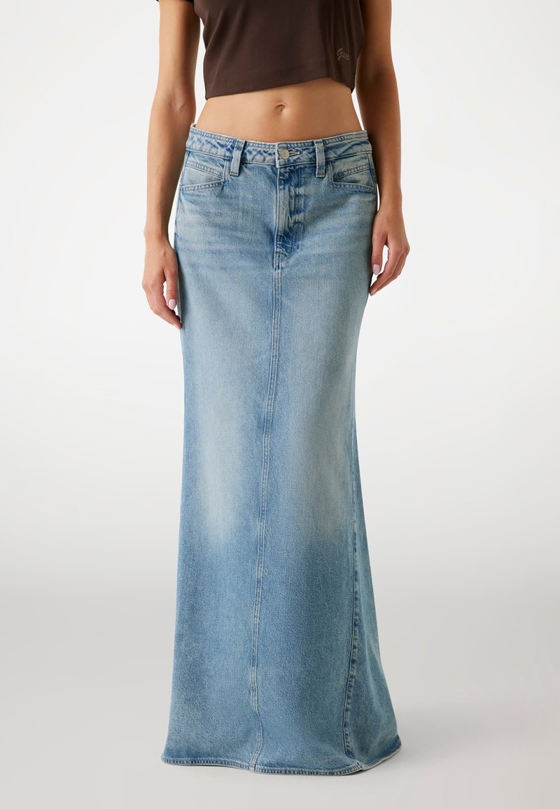 Gonna di jeans lunga di colore azzurro chiaro, con taglio dritto, chiusura frontale con bottoni e lievi sbiaditure. Il materiale ha una consistenza liscia.