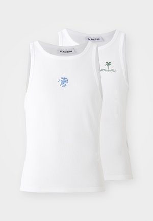 To hvide tanktops med ribbet tekstur, prydet med broderede logoer i blå og grøn. Den ene har et soldesign, mens den anden har et palmetræ.