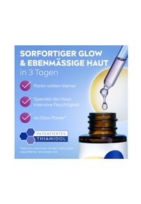 Braunes Glas-Tropferfläschchen mit schwarzem Deckel und lila Tropfer, vor einem hellblauen Hintergrund mit weißem und blauem Text.