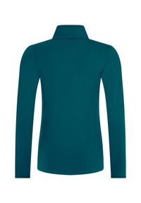 Langemouwen getailleerd teal shirt met een hoge kraag, gezien van achteren op een witte achtergrond.