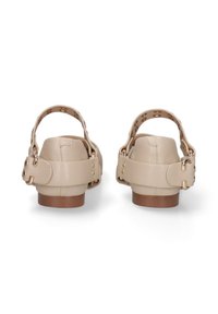 Sandales en cuir beige avec des brides arrière, un bout arrondi et un talon texturé. Présente des accents en métal doré et une finition lisse.