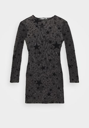 Mini-robe noire transparente à manches longues avec des motifs d'étoiles en velours de différentes tailles sur tout le tissu.