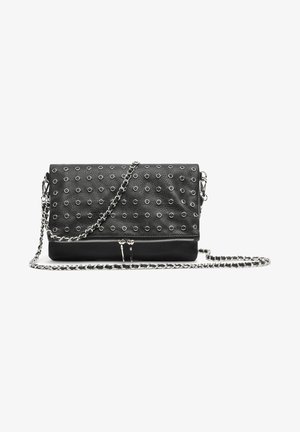 Schwarze Kunstleder-Crossbody-Tasche mit silbernen Ösenakzenten, Reißverschluss und Kettenriemen. Rechteckige Form mit strukturiertem Oberflächen.