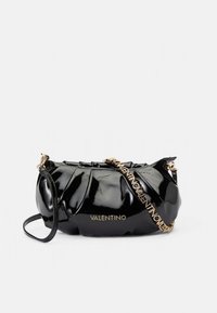 Geantă de mână din piele lacuită neagră cu design plisat, curea cu lanț auriu și marcă în relief. Textură netedă, formă ovală compactă.