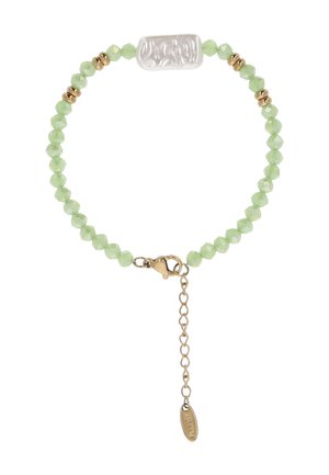 Stretch-Armband mit kleinen facettierten blassgrünen Perlen, goldenen Abstandshaltern, einer großen unregelmäßigen weißen Perle und goldfarbenem Karabinerverschluss mit Verlängerungskette.