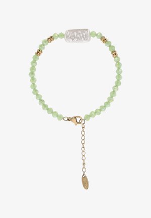 Rekbare armband met kleine facetgeslepen lichtgroene kralen, gouden tussenstukjes, een grote onregelmatige witte parel en een gouden karabijnsluiting met verlengkettinkje.