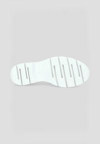 Biała podeszwa sneakerów z rowkami i żłobieniami dla lepszej przyczepności. Gładka tekstura, owalny kształt i brak dekoracyjnych akcentów.