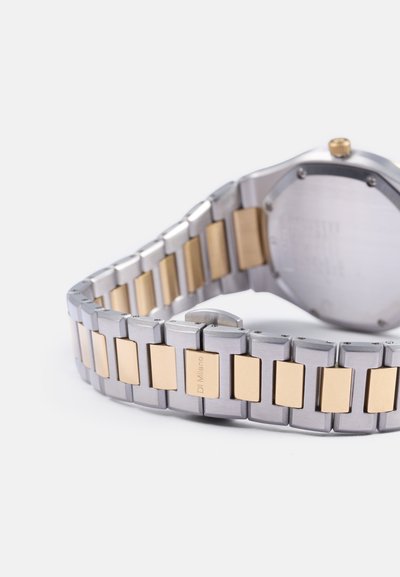 Zilveren en gouden metalen horlogeband, met rechthoekige schakels. Glad oppervlak, achtkantige kast met een platte achterkant, veilige sluiting.