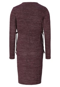 Bordeaux, långärmad klänning i texturerad tyg. Har en smockad midja med justerbara band. Enkel, rak silhuett.