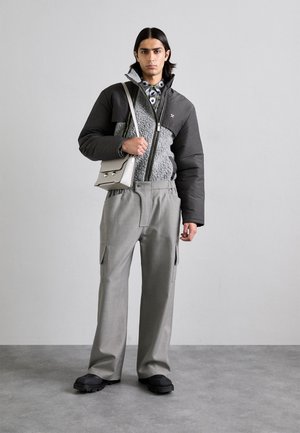 SHOULDER BAG MEDIUM UNISEX - Taška cez plece - atmosphere