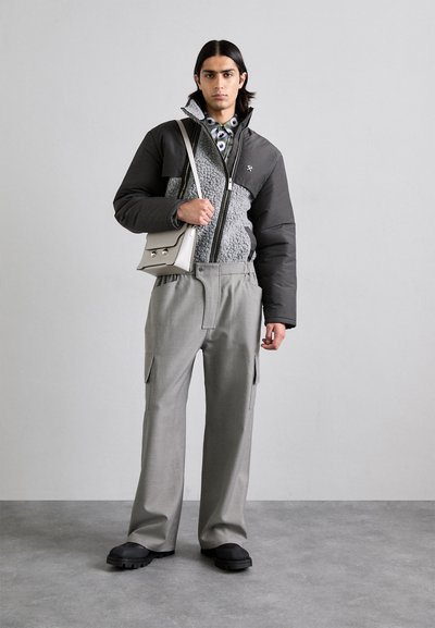 Marni SHOULDER BAG MEDIUM UNISEX - Soma ar siksnu pāri ķermenim - atmosphere